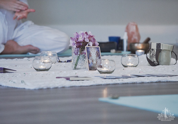 Candles, crystals and angel cards on a knitted rug at a mother and daughter workshop by Vancouver workshop and retreat photographer Angela McConnell